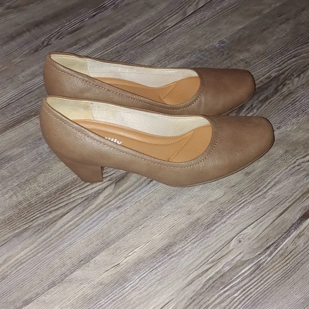 Piccadilly Cloud Tan  Brasil heel pumps Sz 6 NWOT